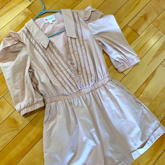 Pretty 😍 romper has packets it’s a light pink - Picture 3 of 3